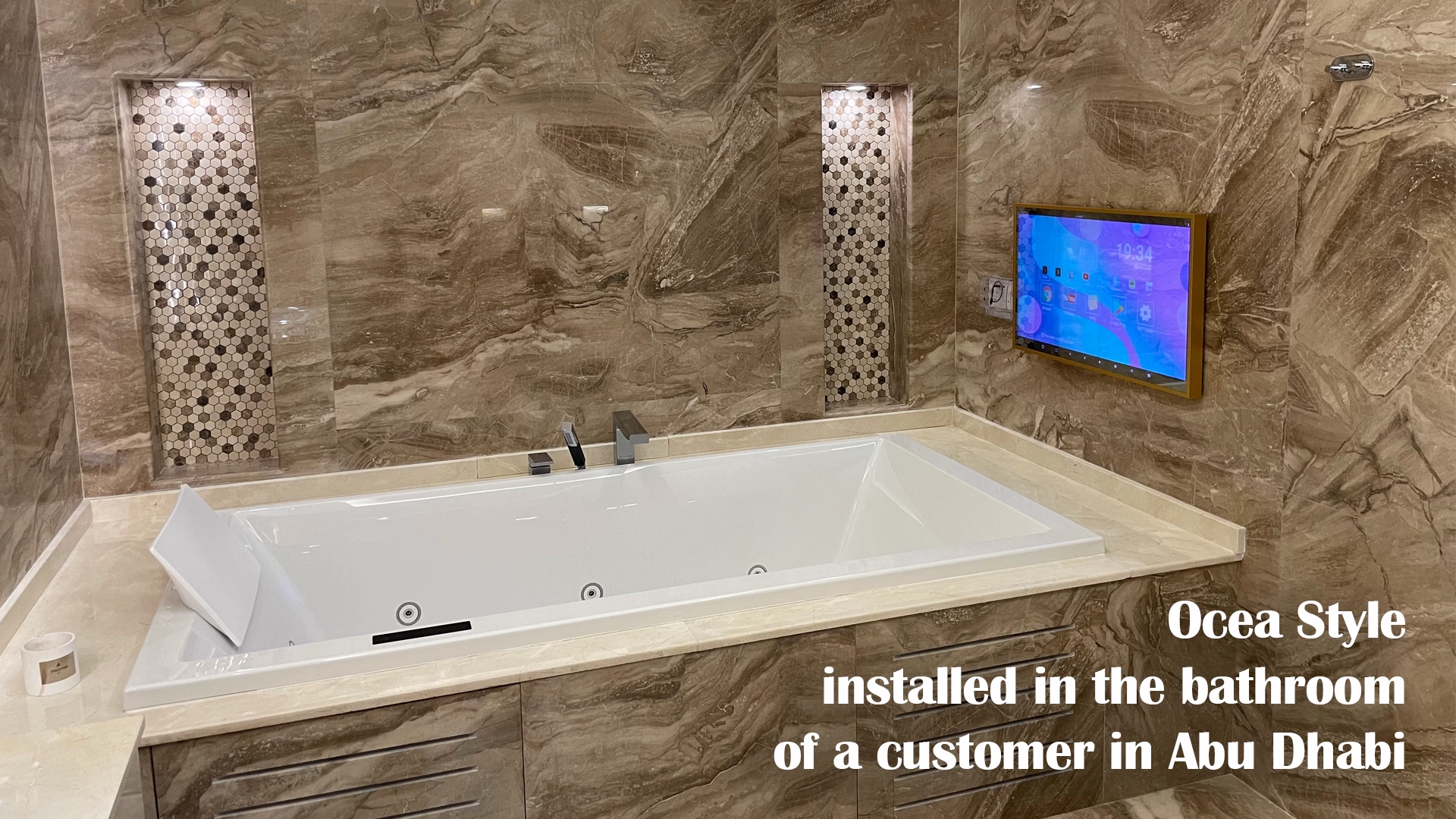 Sophisticated shower room with white bathtub and gold-framed bathroom Ocea Style TV.